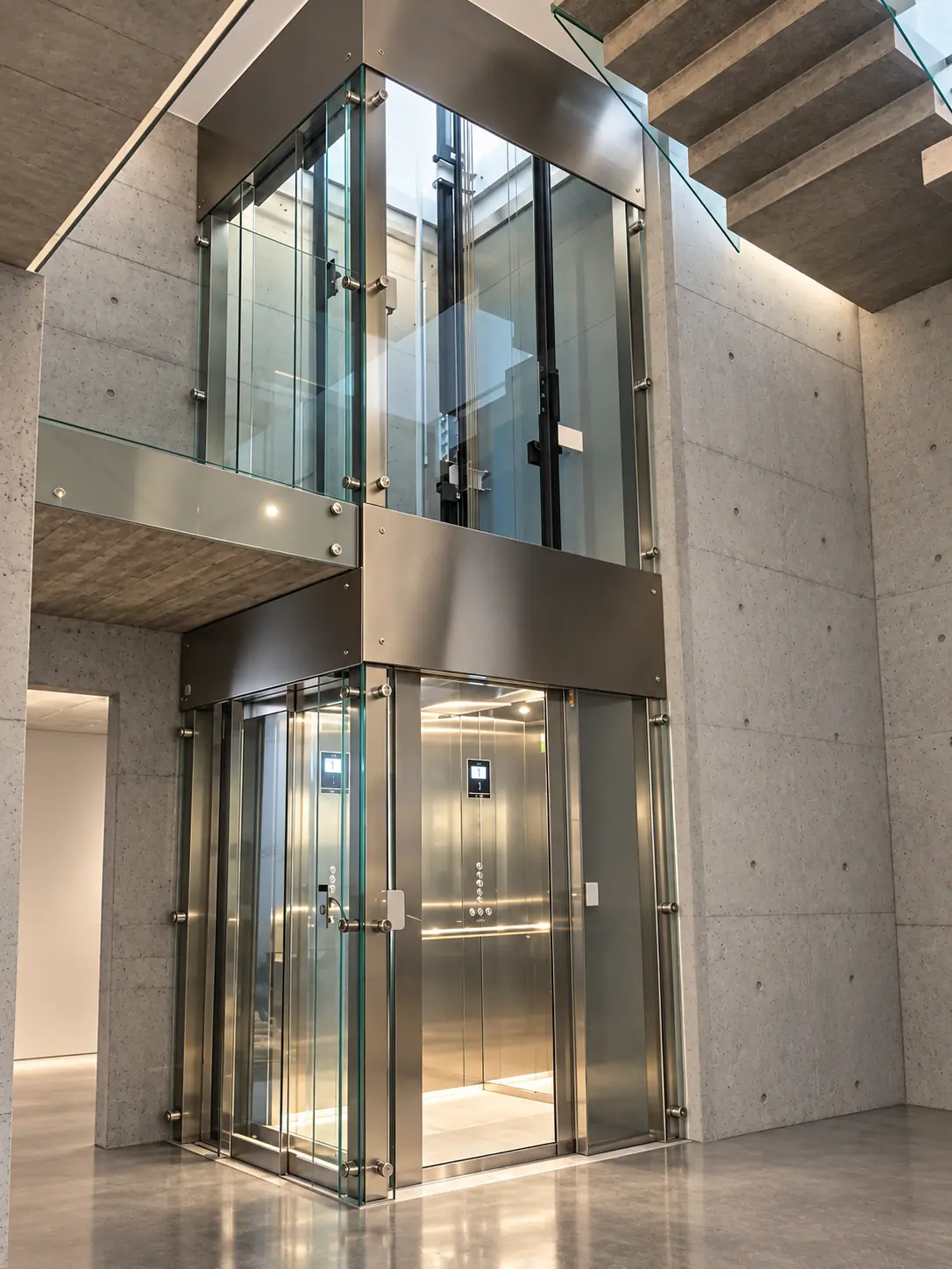 Ascensor de cristal que conecta las cinco plantas de Villa Alba, accesible para sillas de ruedas, Marbella