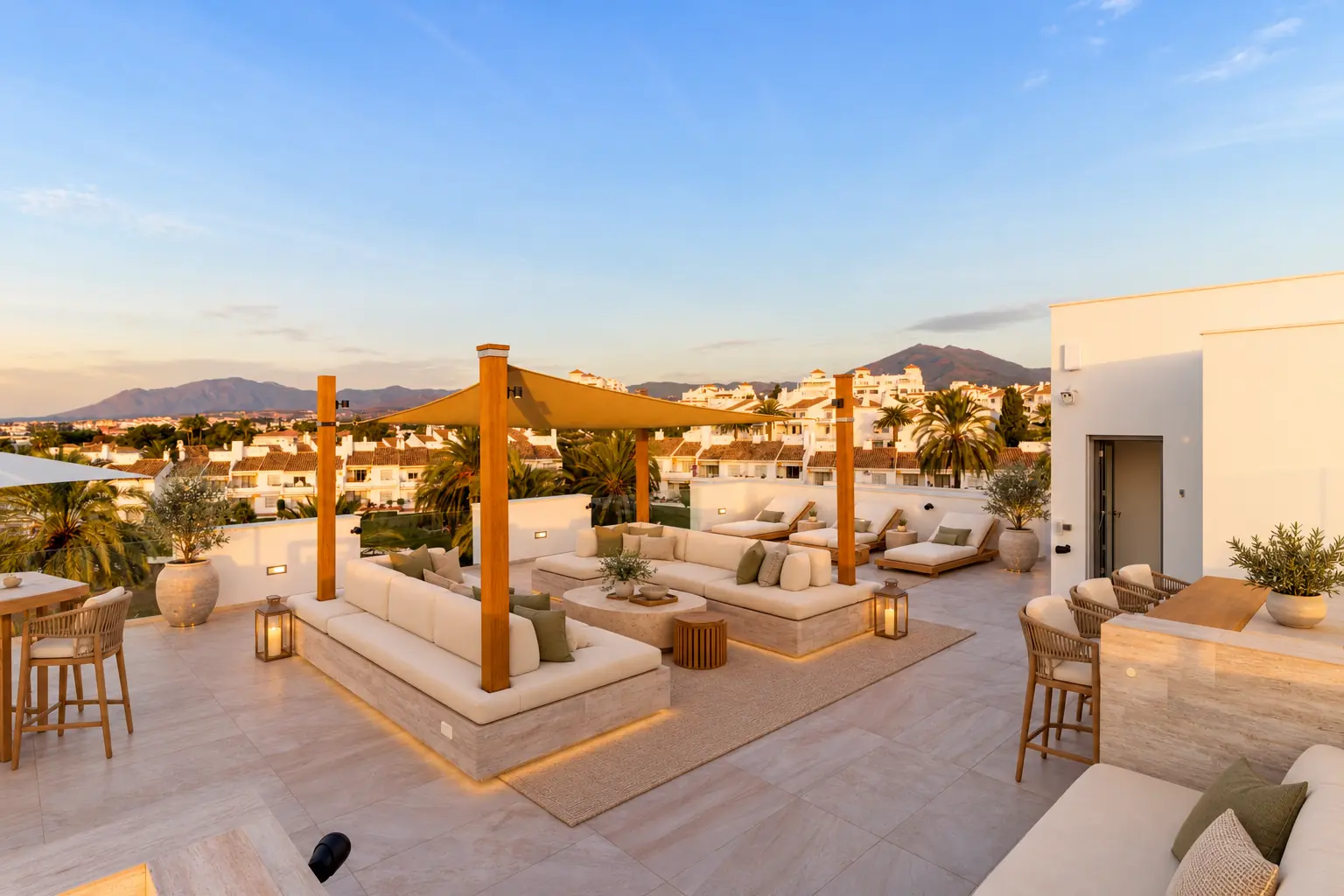 Cubierta con zona chill out, pérgola, bar y jacuzzi con vistas en Villa Alba, Marbella