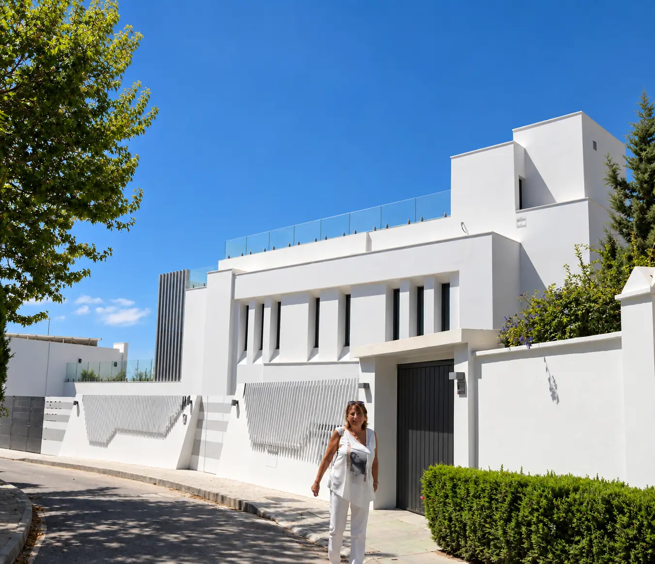 Entrada principal y fachada de líneas puras de Villa Alba, urbanización La Pera, Marbella