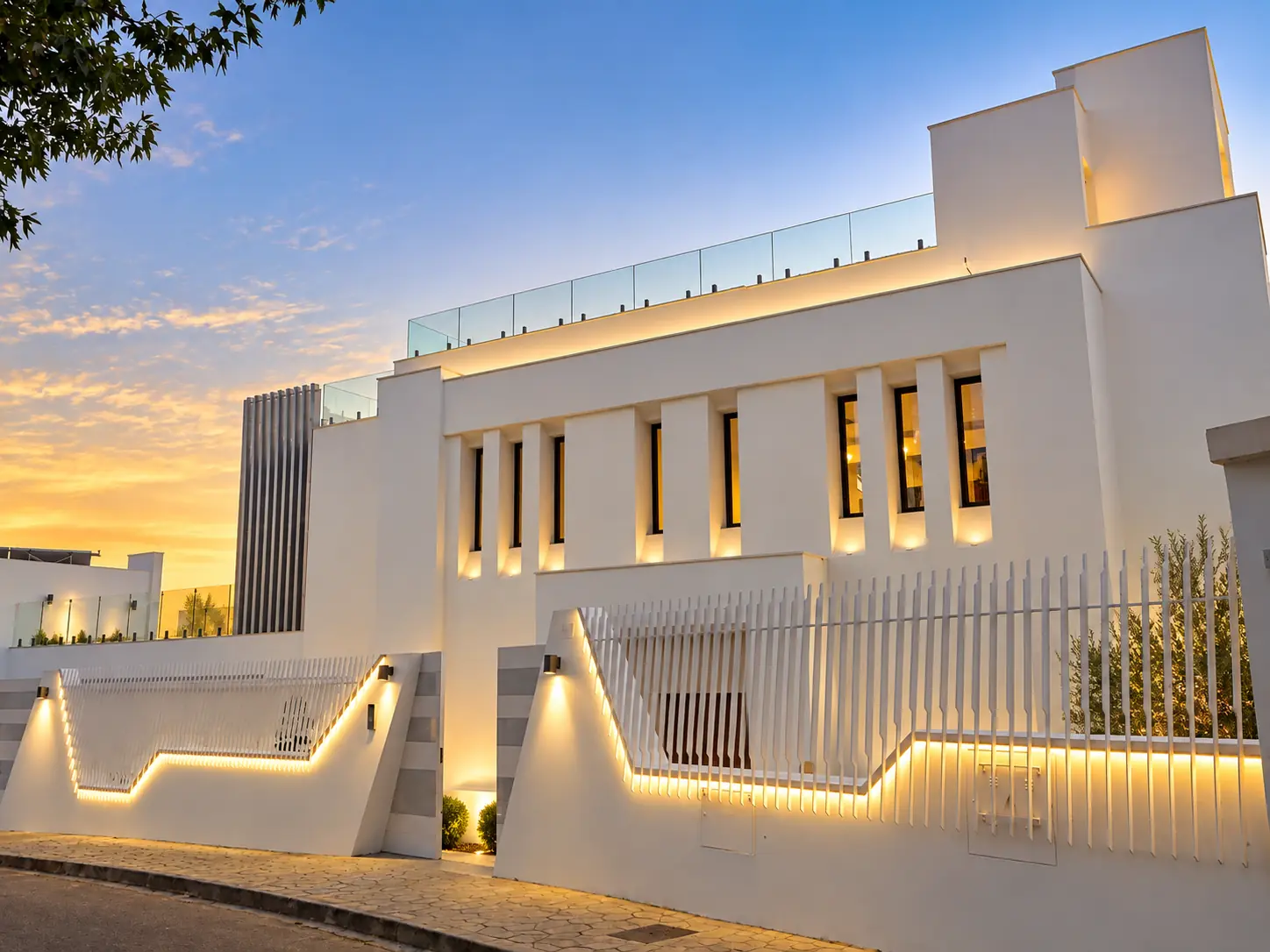 Fachada de Villa Alba con iluminación exterior lineal al anochecer, Nueva Andalucía, Marbella