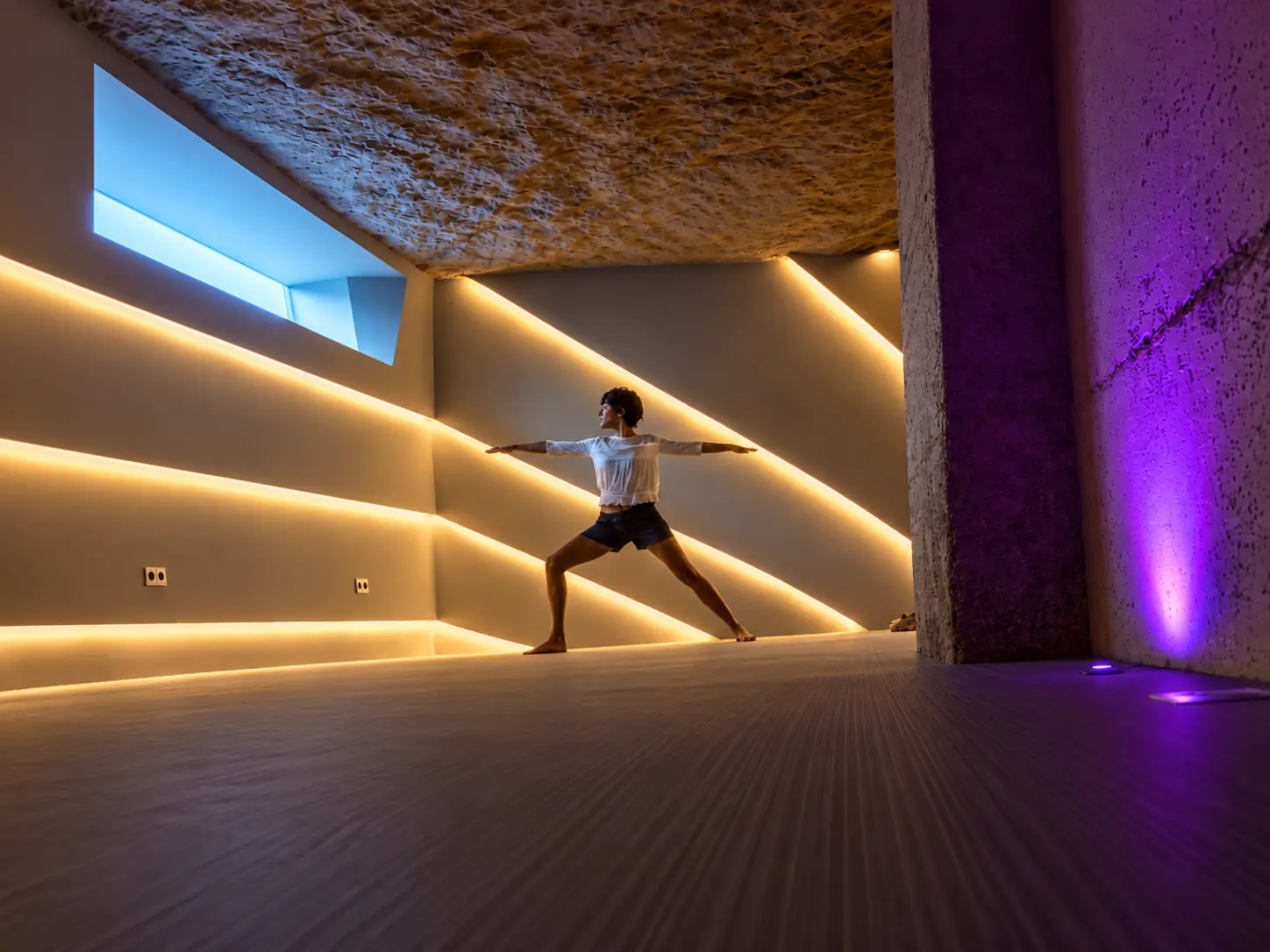 Gimnasio y sala de yoga con iluminación LED lineal en Villa Alba, Marbella