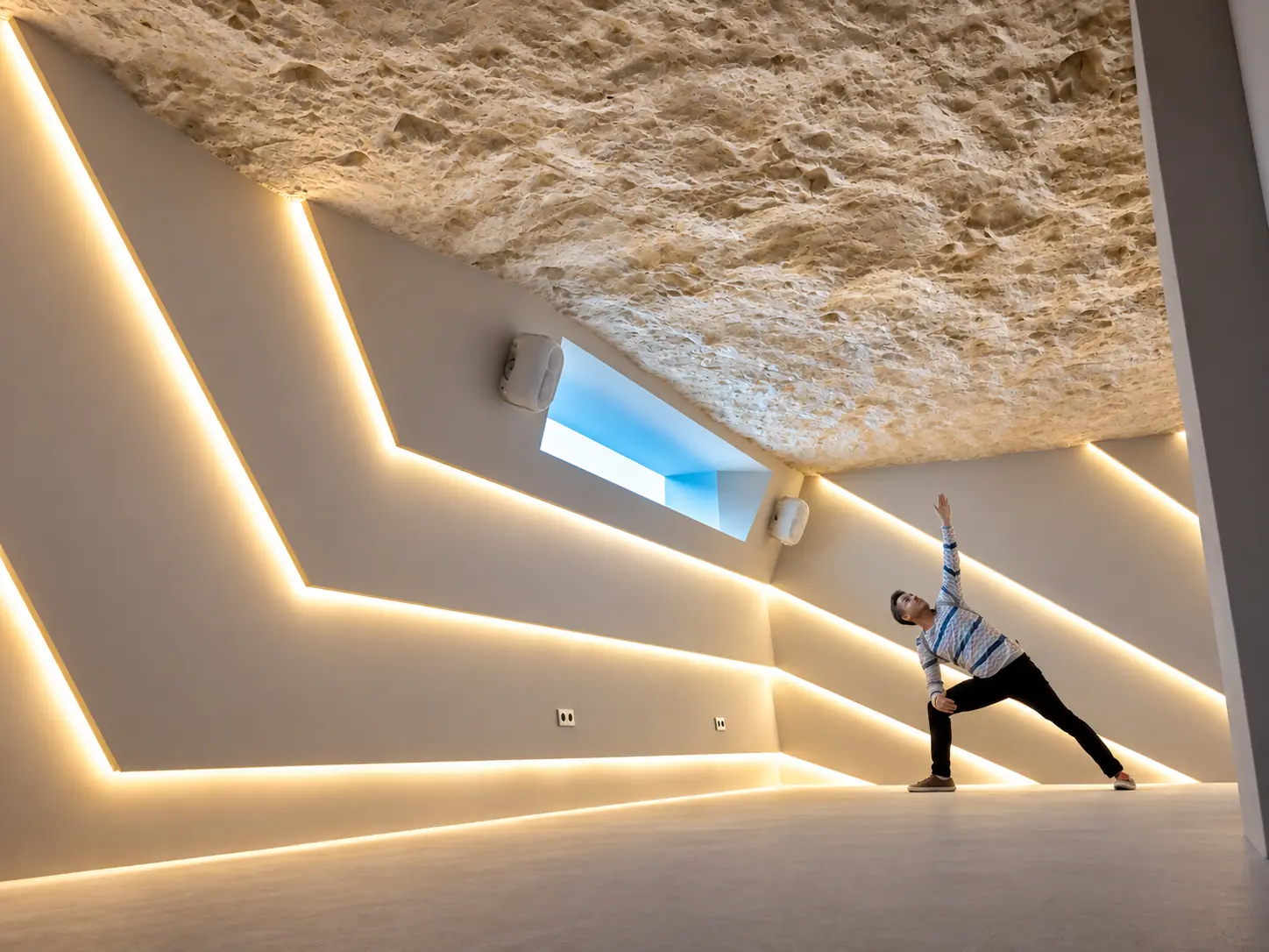 Gimnasio con iluminación LED y ventana a la piscina en Villa Alba, Marbella