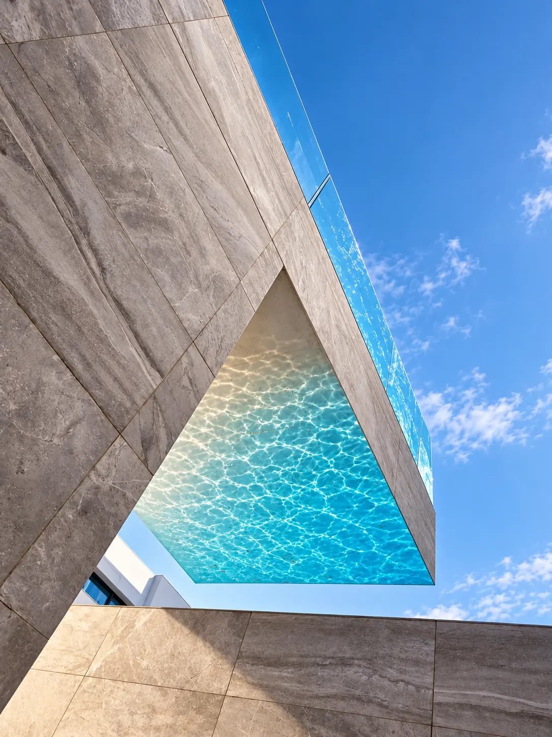Piscina suspendida con fondo de cristal sobre la fachada de Villa Alba, Marbella