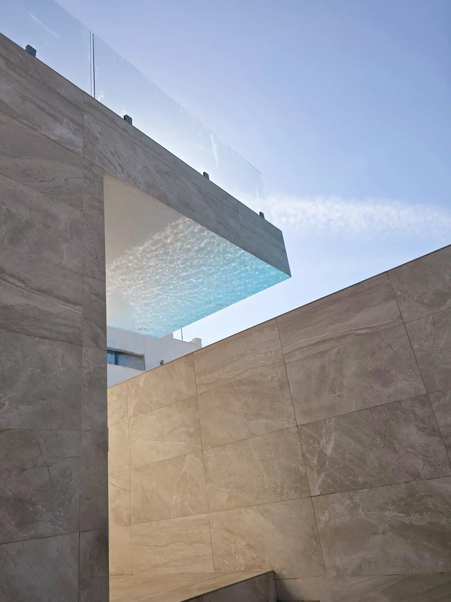 Piscina voladiza con fondo de cristal vista desde abajo en Villa Alba, Marbella