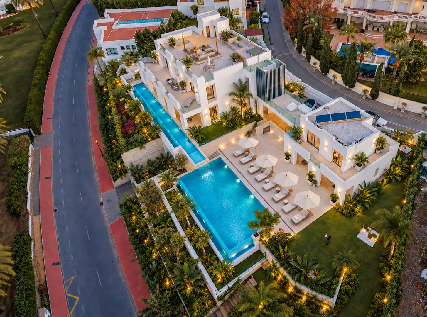 Vista aérea de Villa Alba con piscinas, jardín mediterráneo y apartamentos de invitados en Marbella